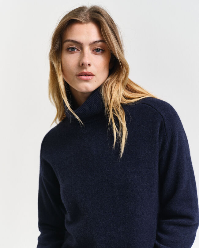 Sweater med rullekrave og sildebensmønstrede detaljer