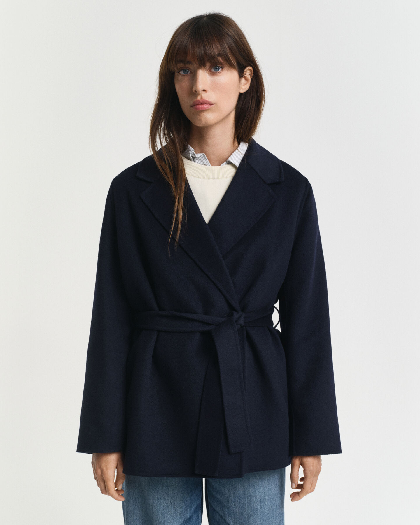 Håndsyet jakke med bælte