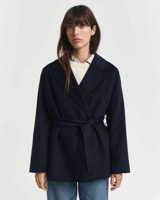 Håndsyet jakke med bælte