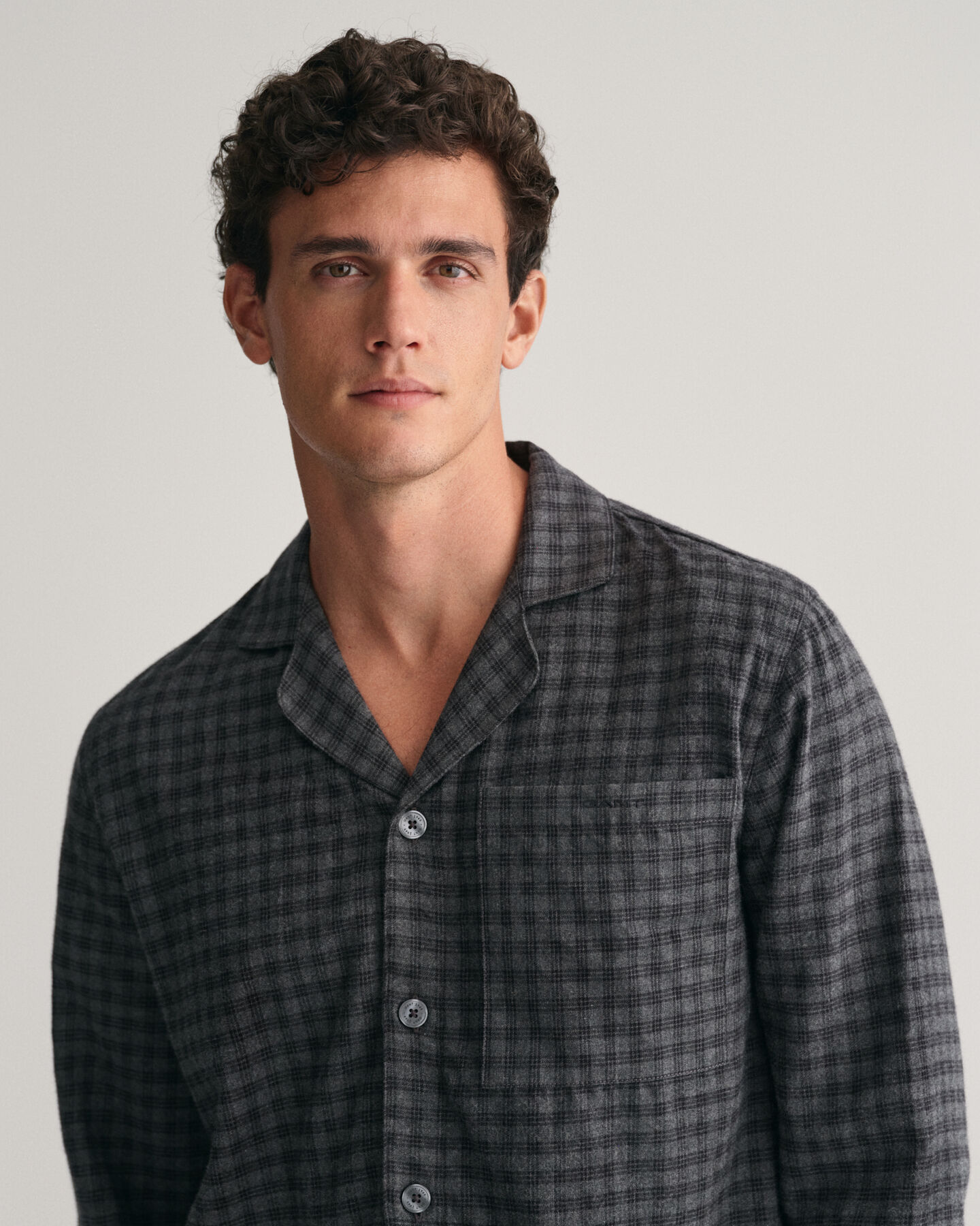 Pyjamasbukser og -skjorte af flannel i gave&aelig;ske