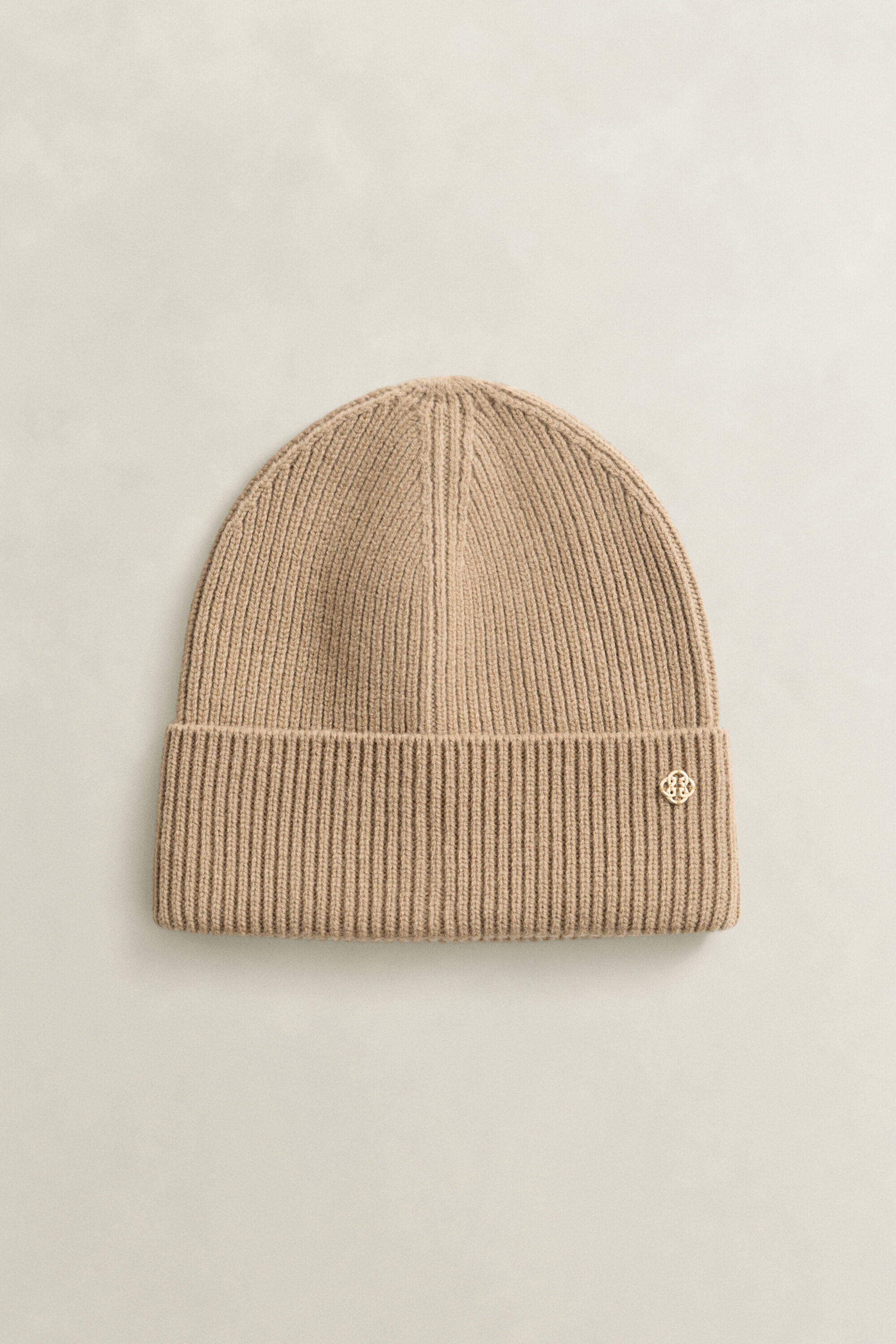 Ribstrikket beanie af uld