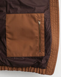 Vatteret jakke med krave i kunstpels