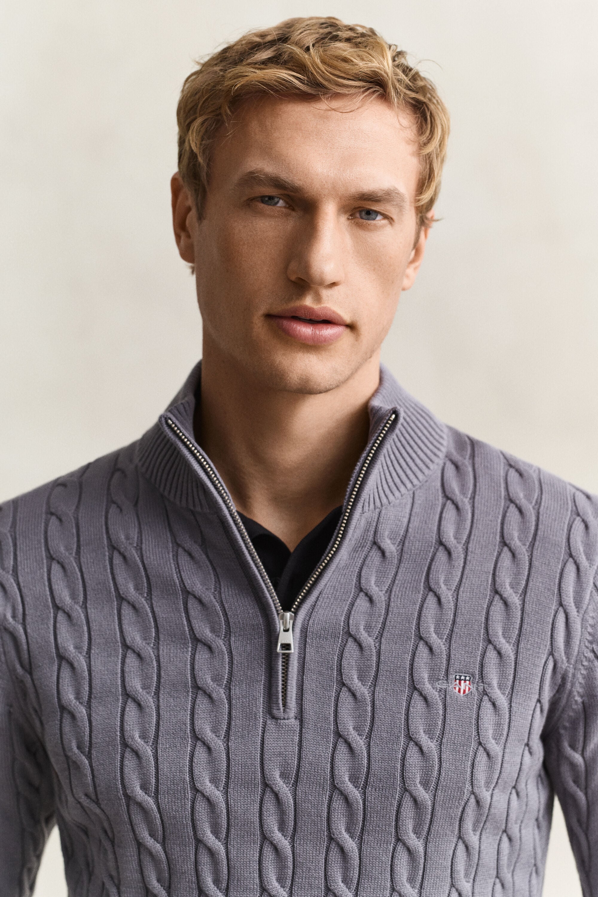 Kabelstrikket sweater af bomuld med halv lynlås