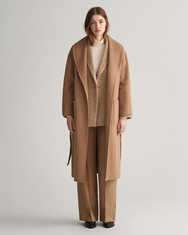 Håndsyet frakke med bælte