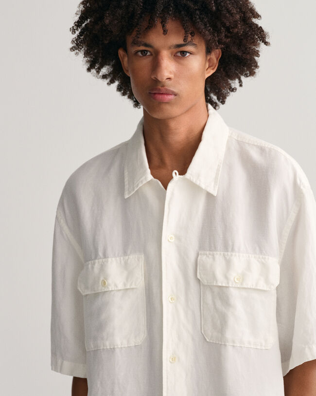 Relaxed fit skjorte af h&oslash;r og lyocell og korte &aelig;rmer