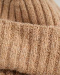 Ribstrikket beanie