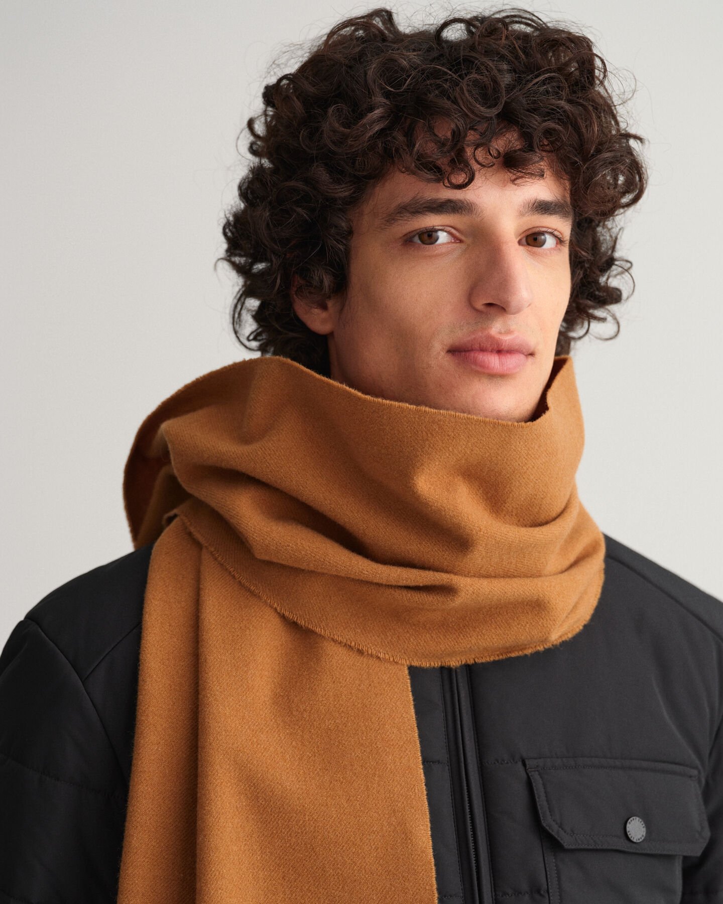 Ensfarvet uldhalstørklæde