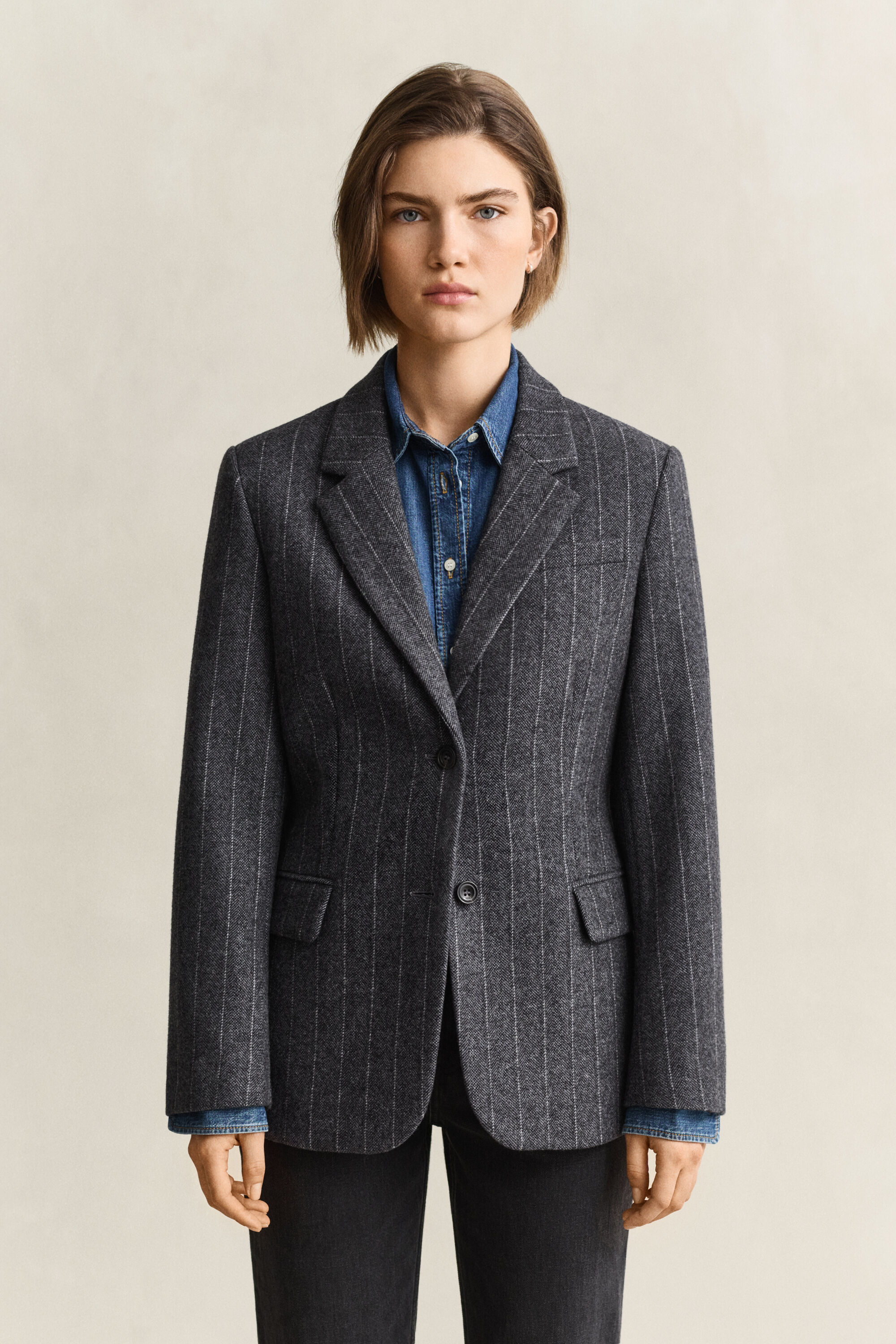 Nålestribet blazer i timeglassilhuet