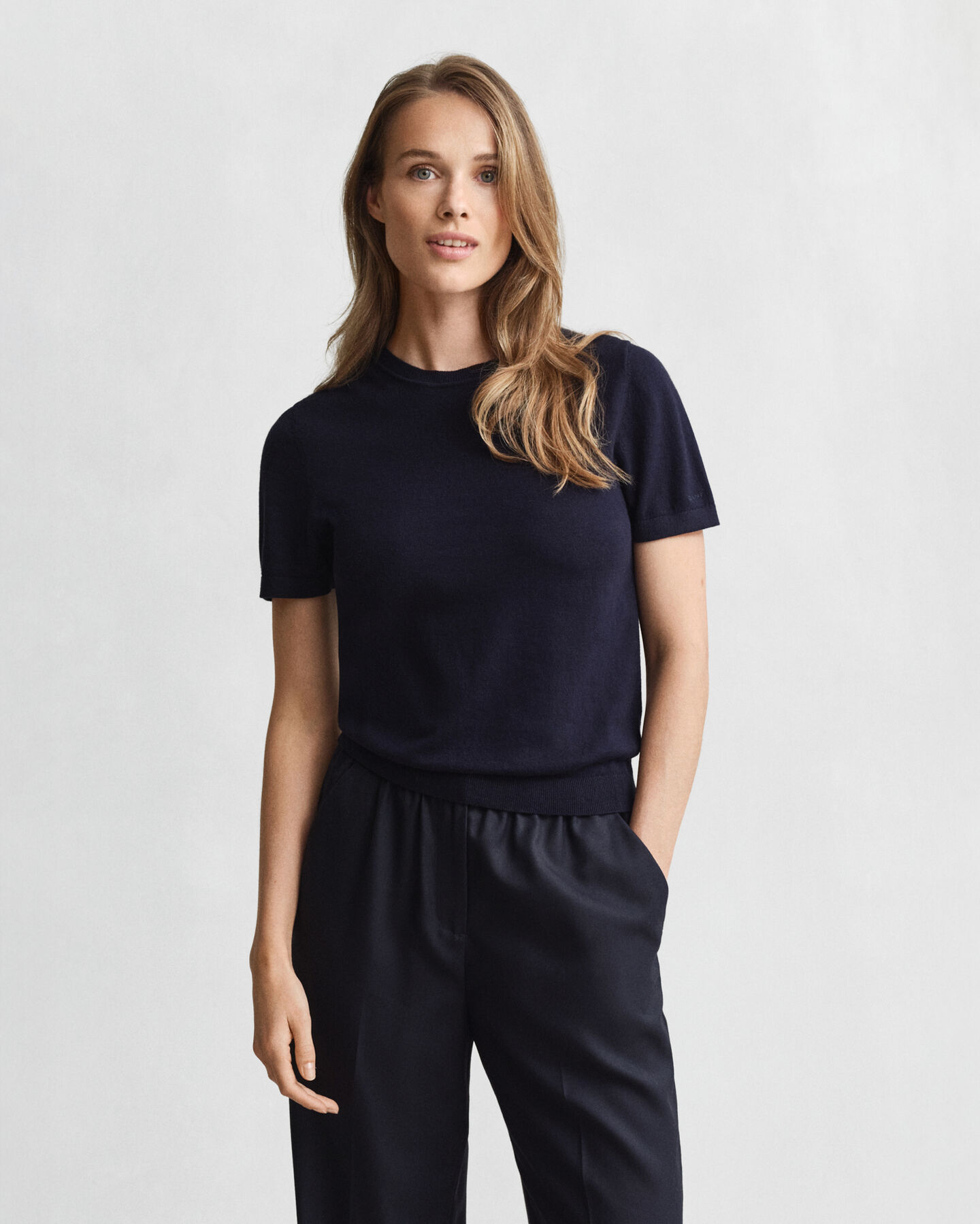 Let kortærmet sweater med crewneck