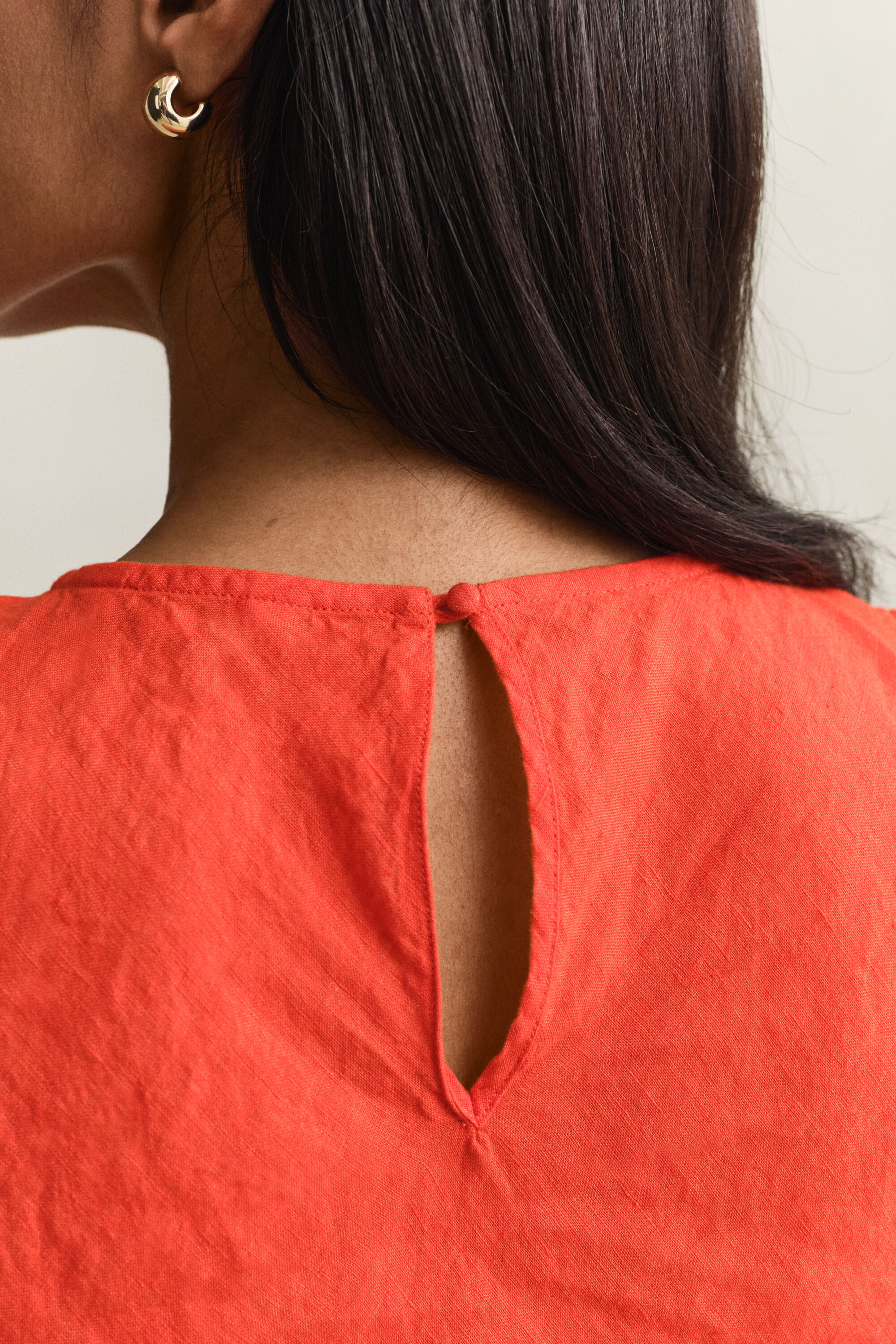 Midi kjole i hør med skråsnit