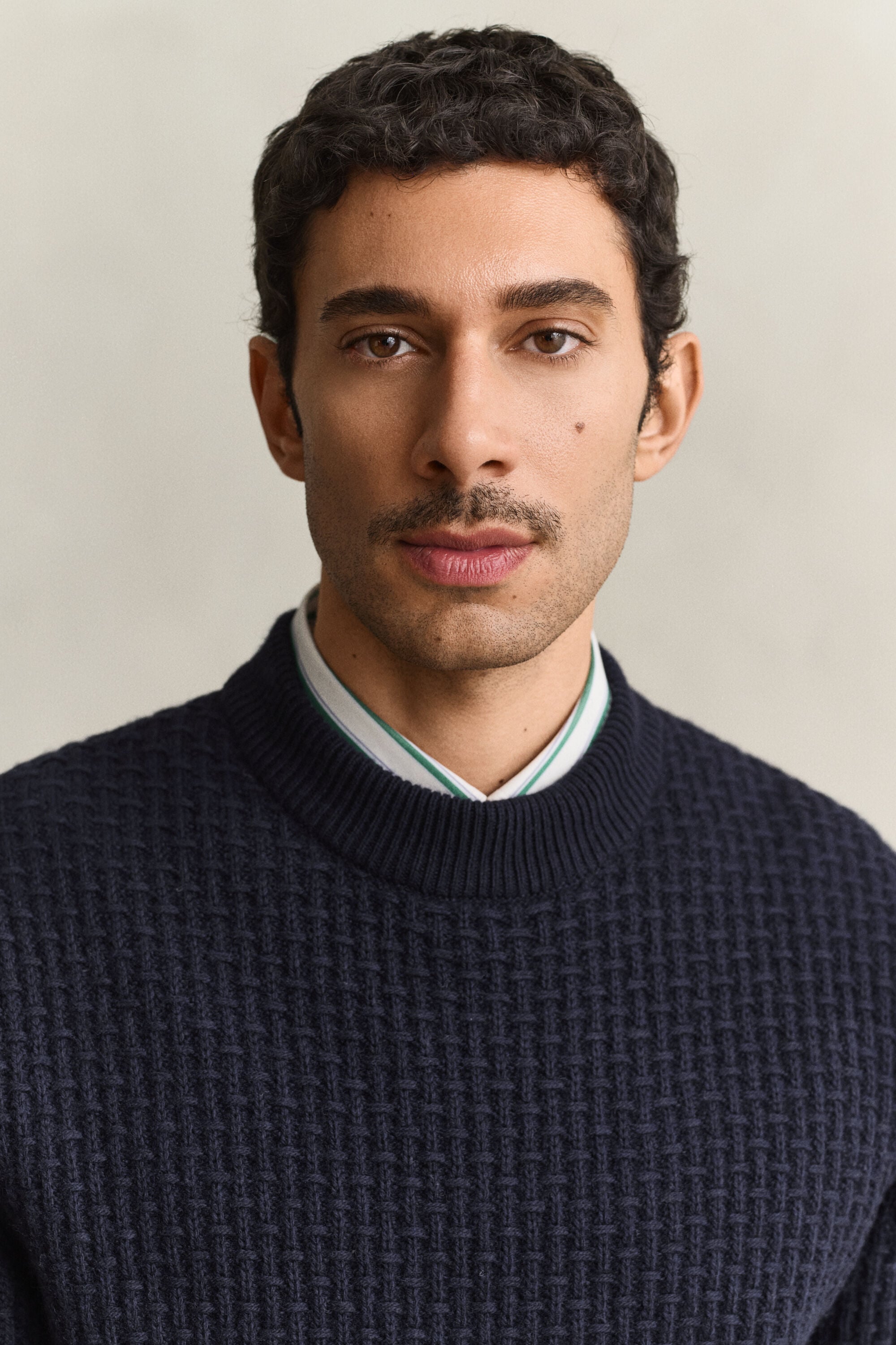 Tekstureret sweater i bomuld og uld med mock-neck