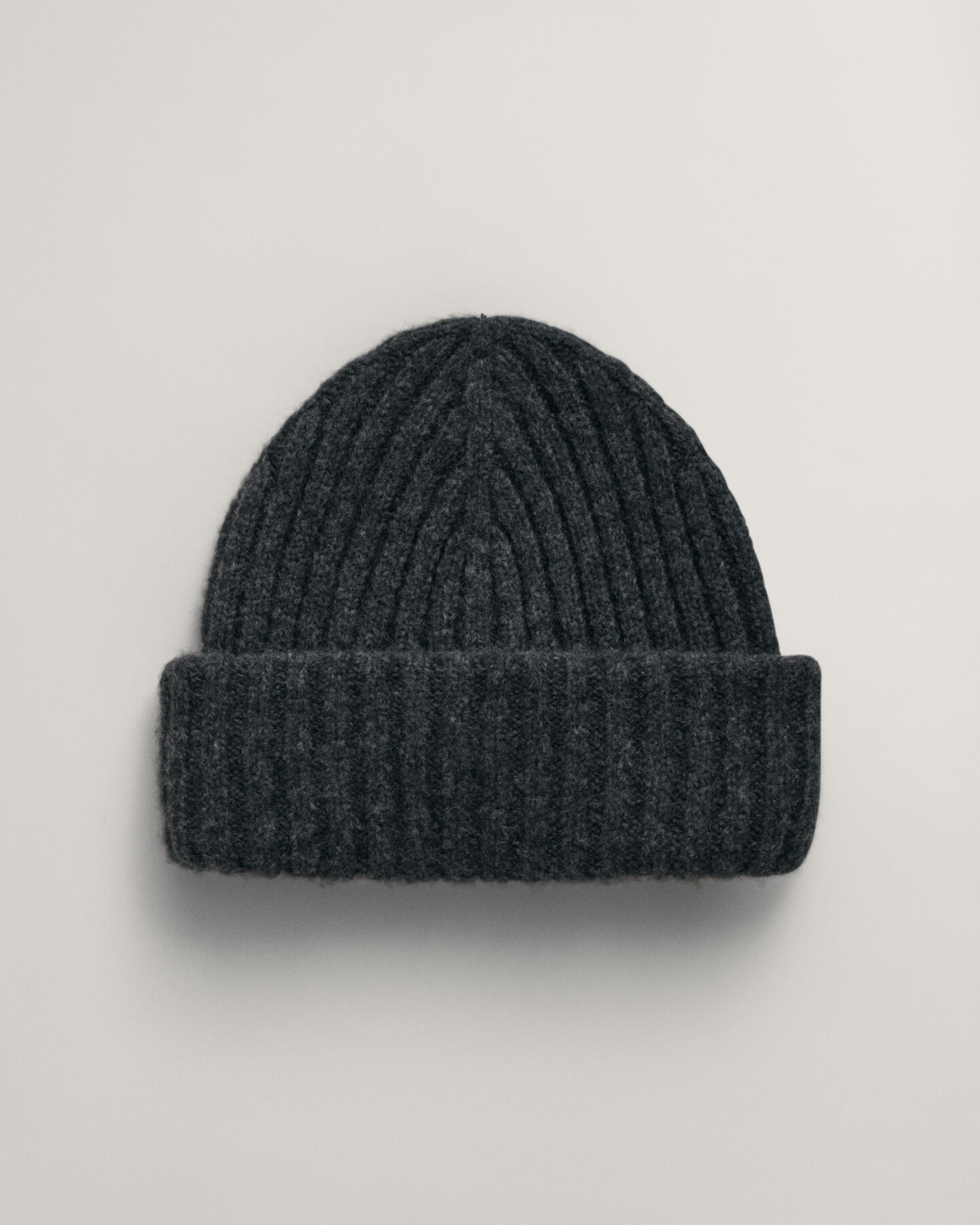 Ribstrikket beanie