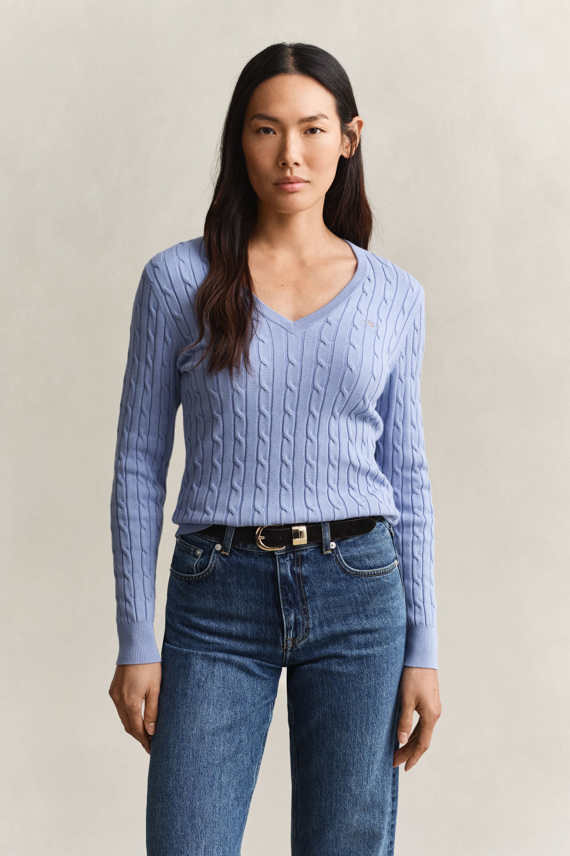 Kabelstrikket sweater af strækbomuld med V-hals