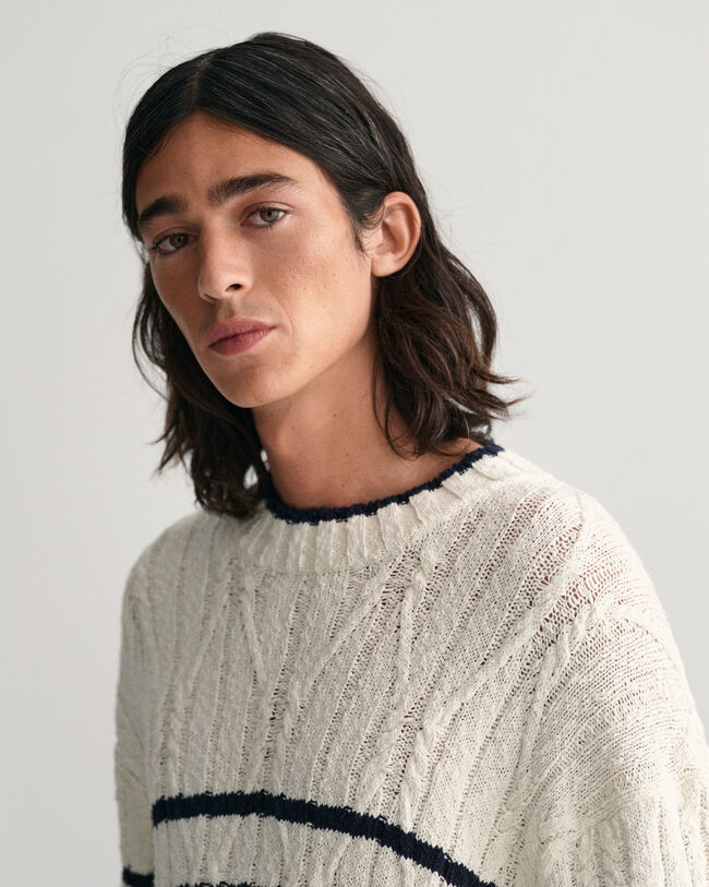 Stribet crewneck sweater med kabelstrik