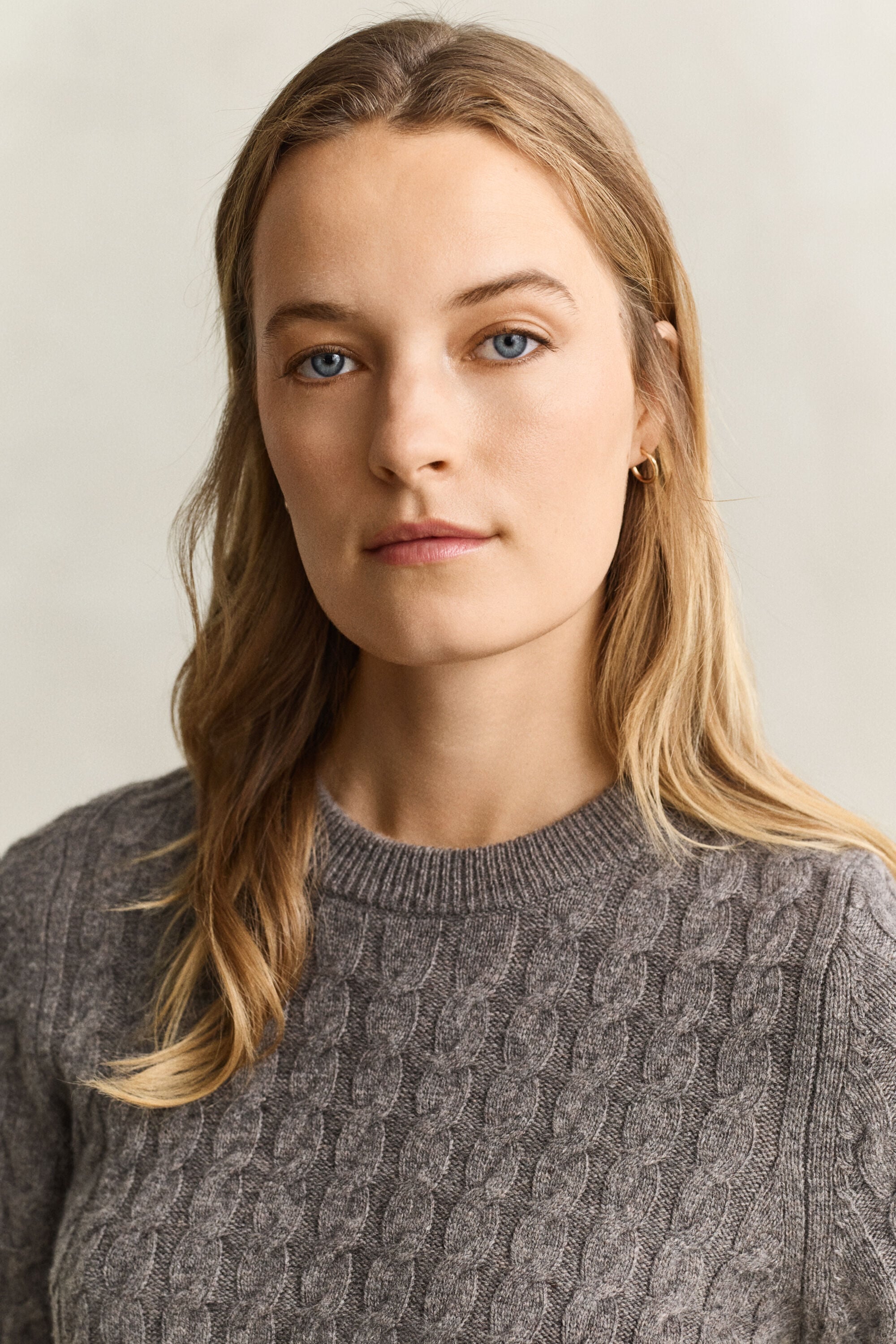 Kabelstrikket sweater i uld og kashmir med korte ærmer