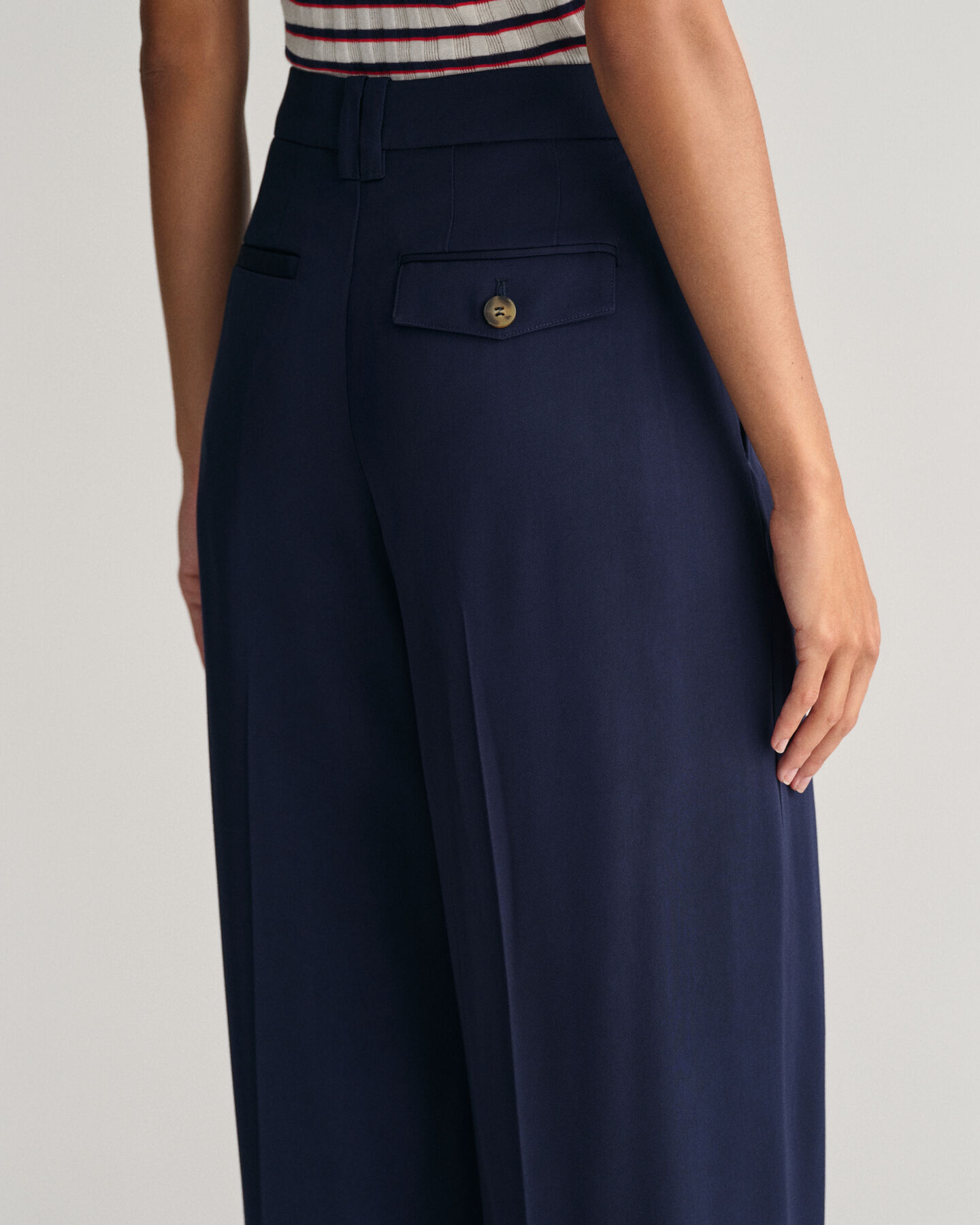 Loose fit lavtaljede chinobukser med brede ben