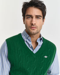 Vest af lammeuld med kabelstrik