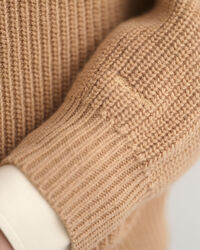 Ribstrikket sweater i uld med V-hals