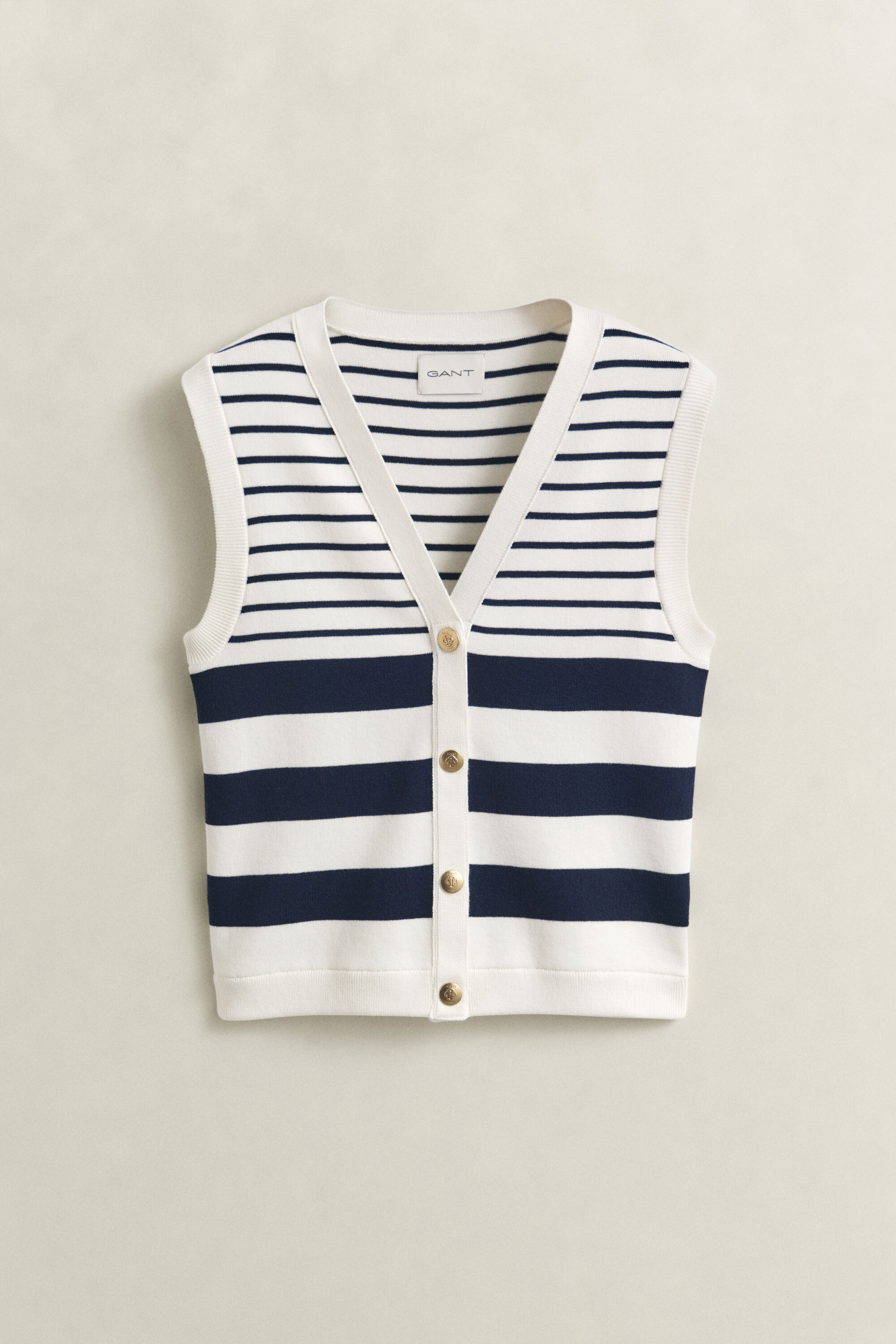 Strikket vest med striber