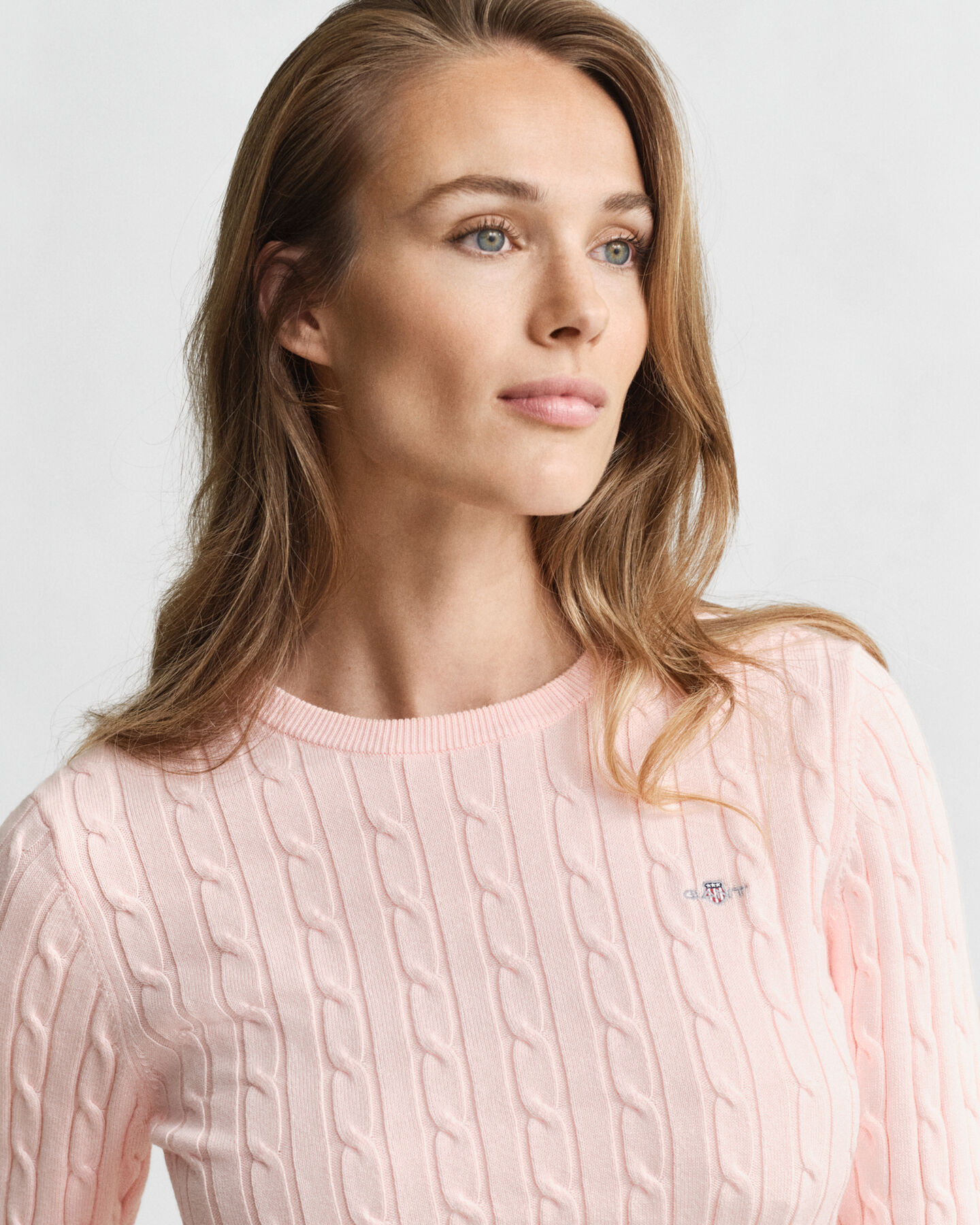 Crewneck sweater af strækbomuld med kabelstrik