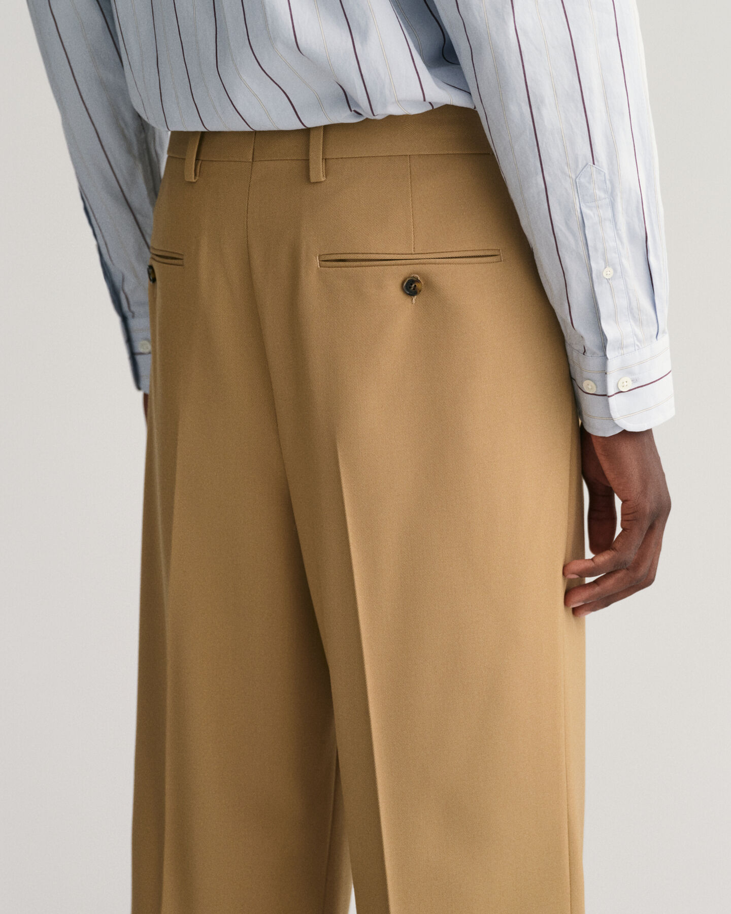 Bukser med læg og brede ben