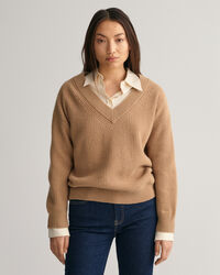 Ribstrikket sweater i uld med V-hals