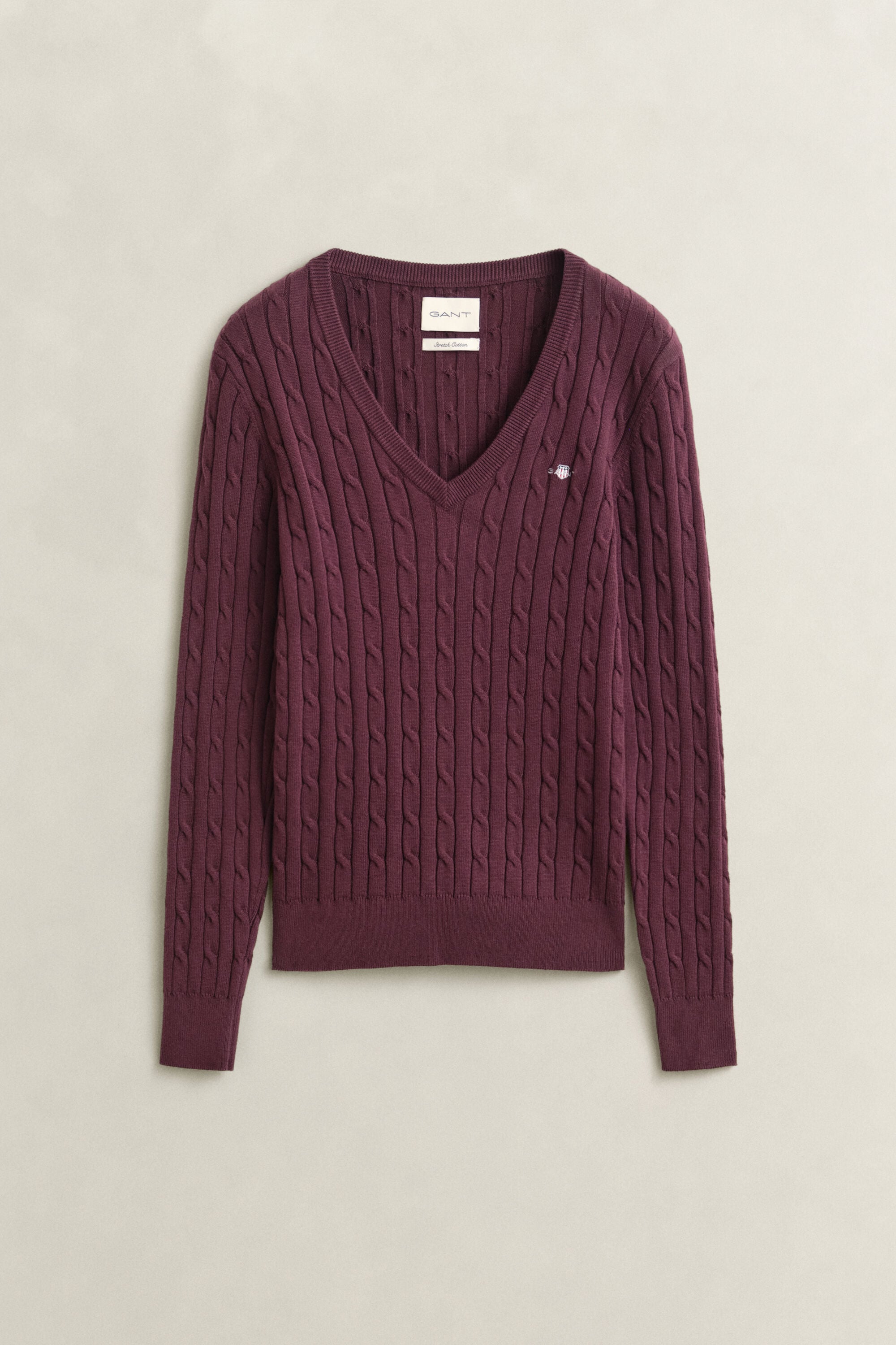 Kabelstrikket sweater af strækbomuld med V-hals