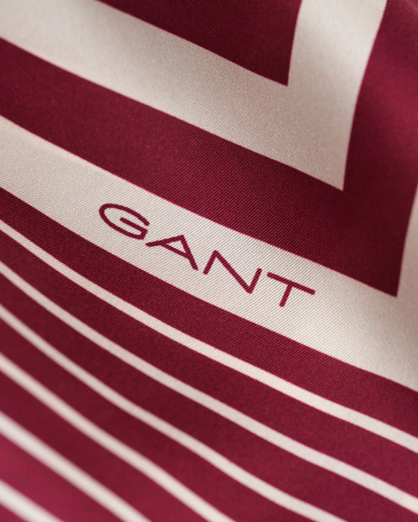 Silketørklæde med kanter og monogram