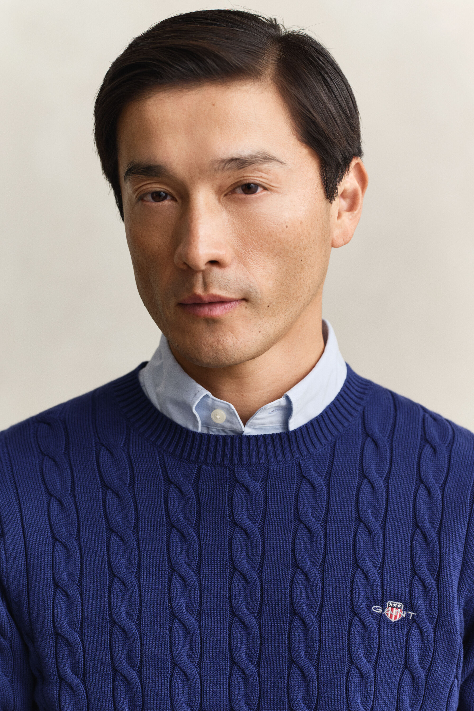 Crewneck sweater af bomuld med kabelstrik