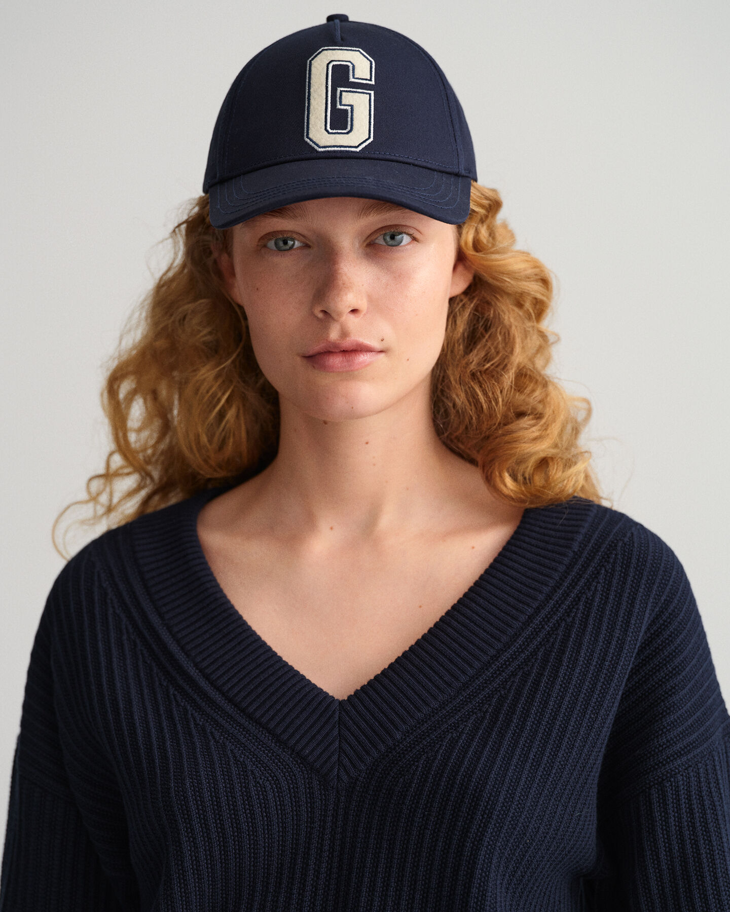 Ribstrikket sweater med V-hals i bomuld