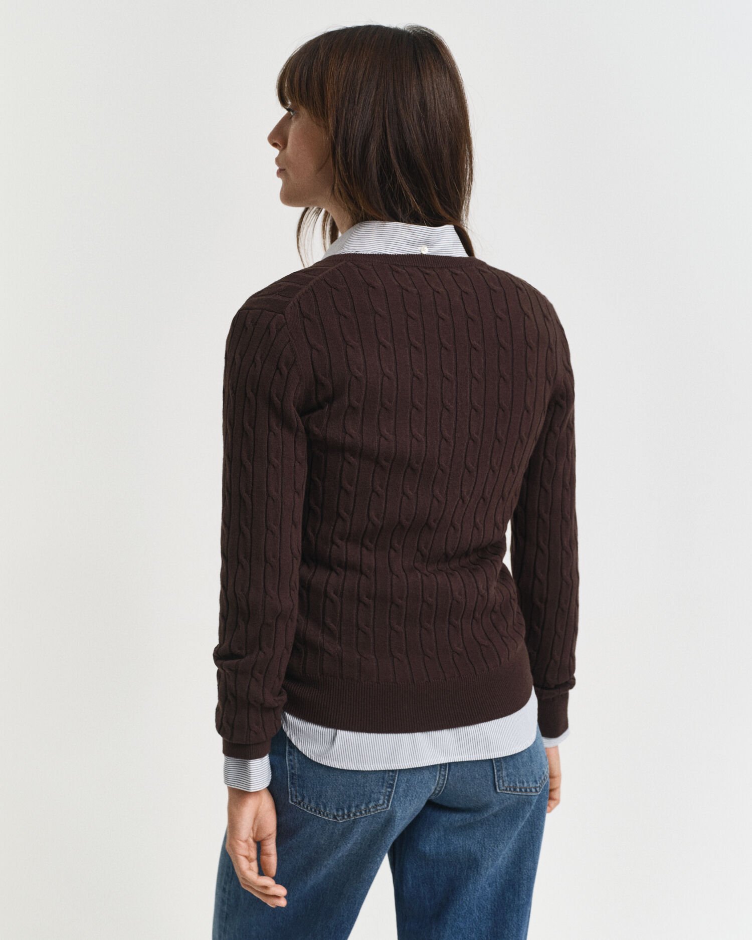Kabelstrikket sweater med V-hals