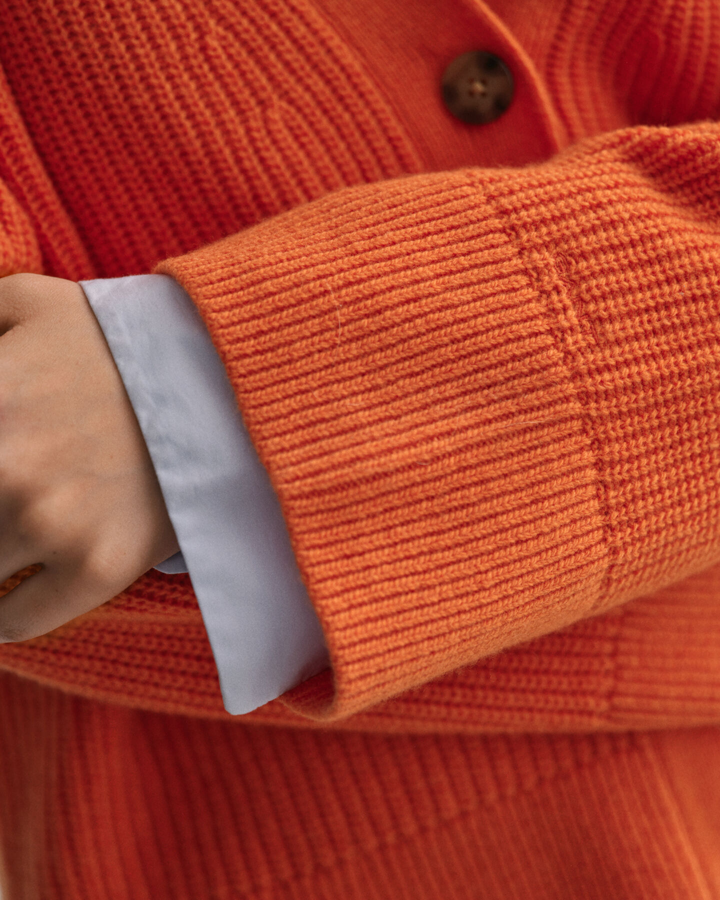 Ribstrikket cardigan af uld