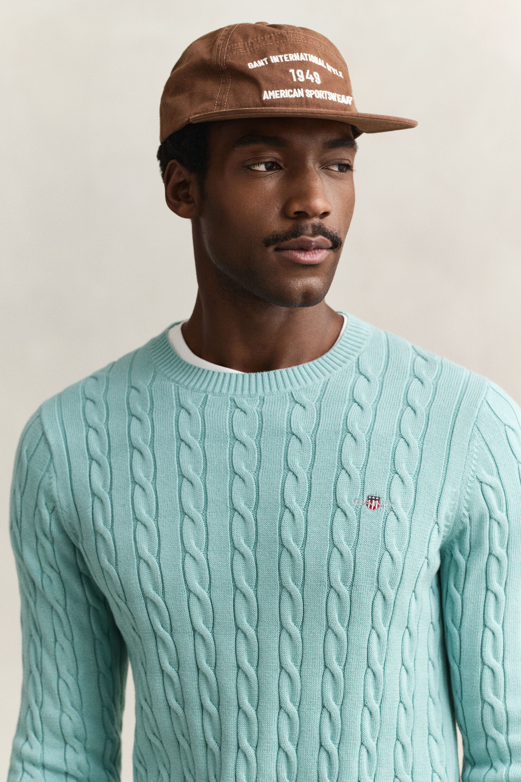 Crewneck sweater af bomuld med kabelstrik