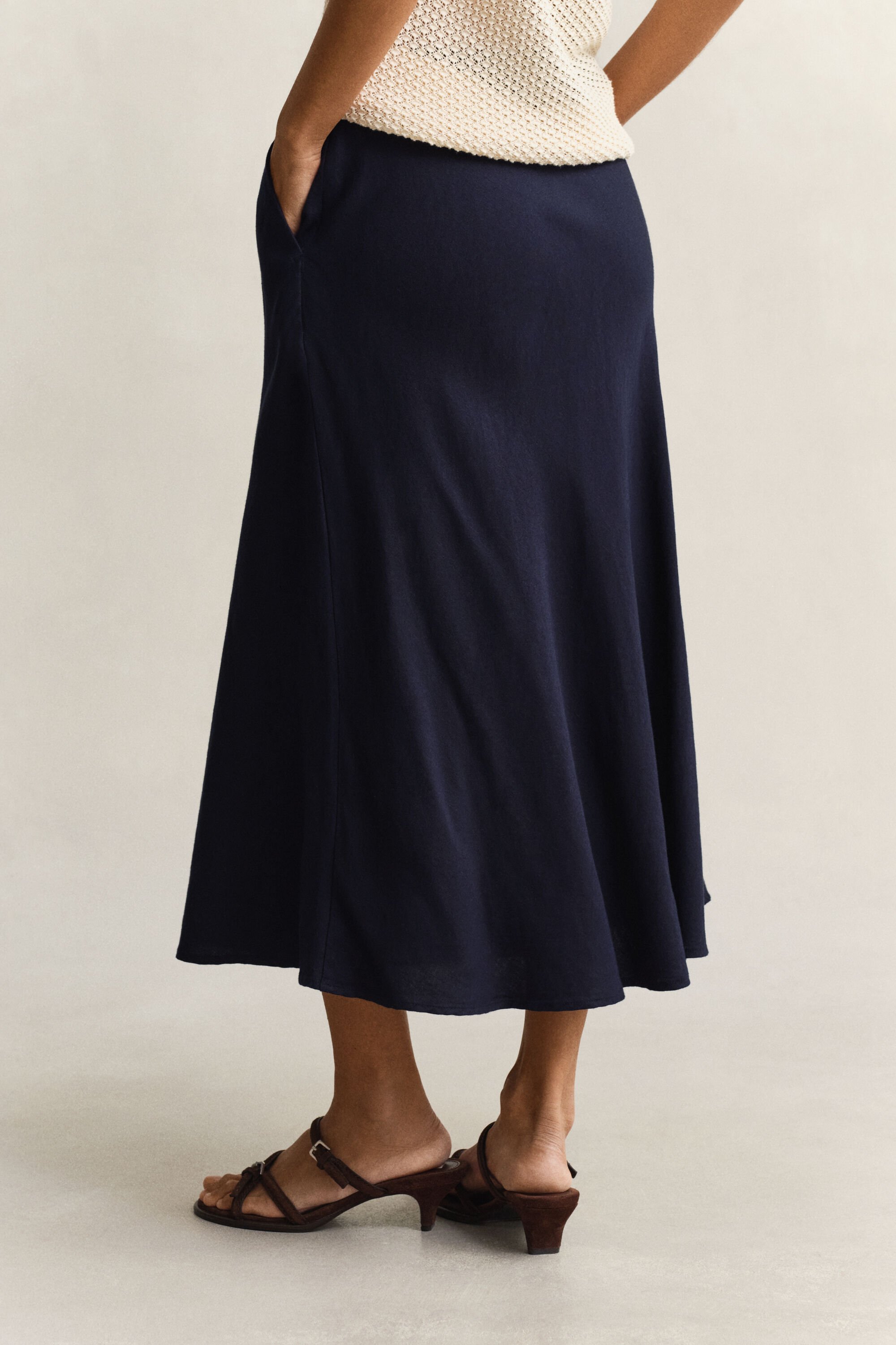 Nederdel i hørblanding med svaj