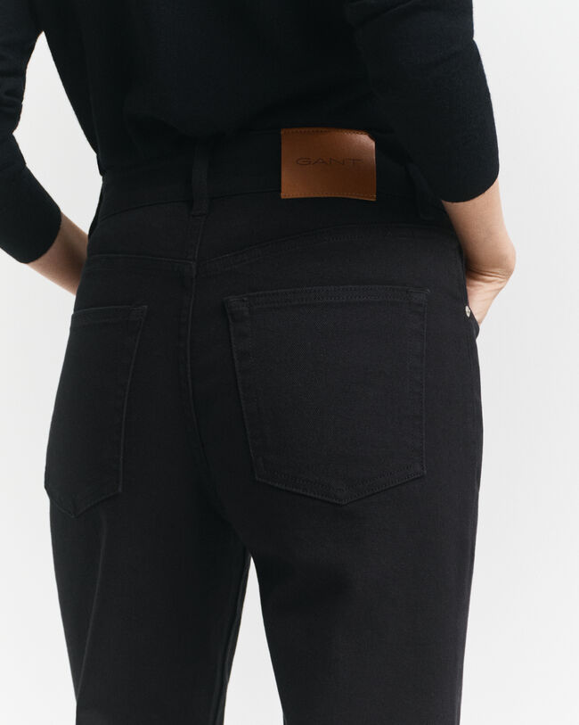 Slim fit sorte jeans med svaj