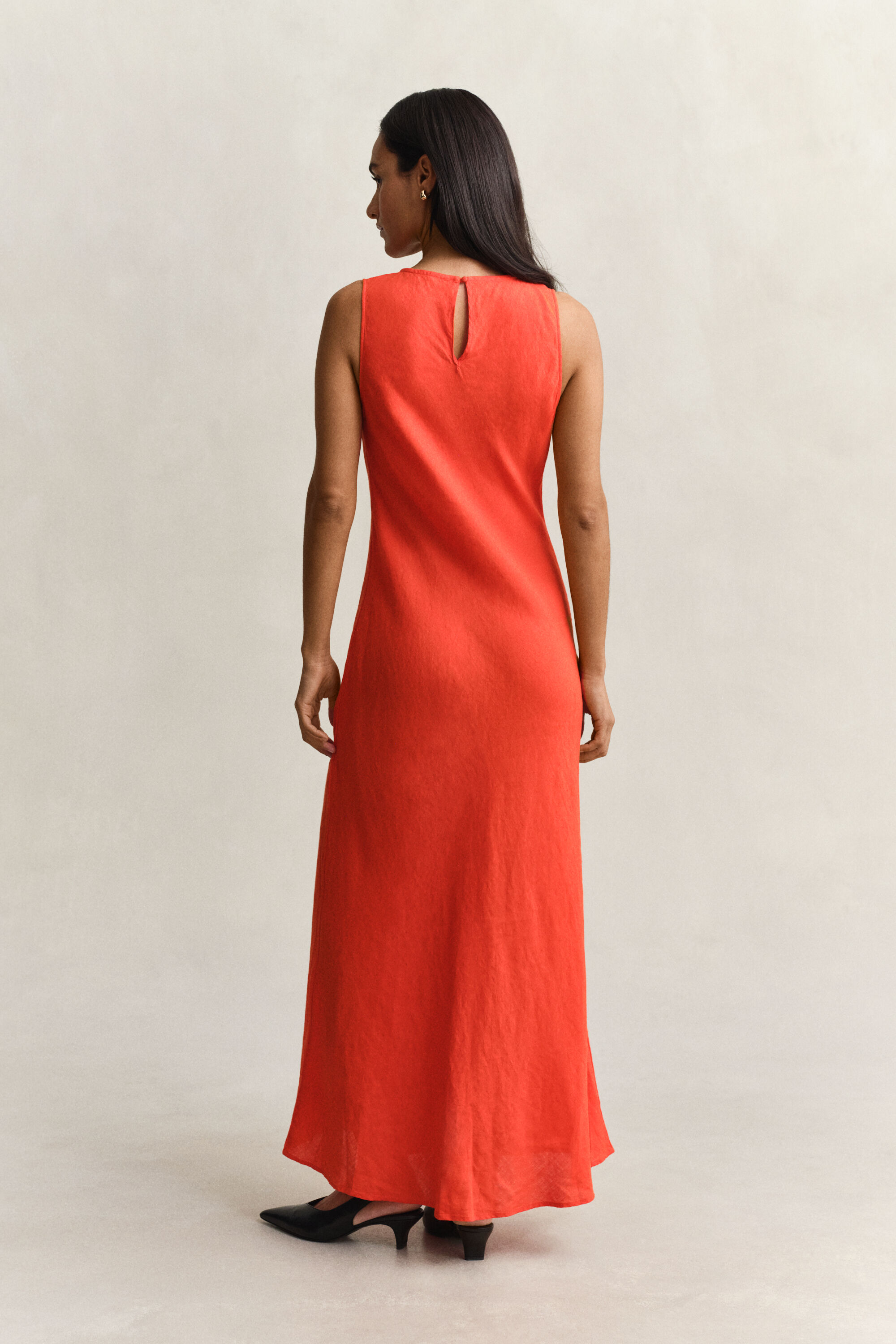 Midi kjole i hør med skråsnit