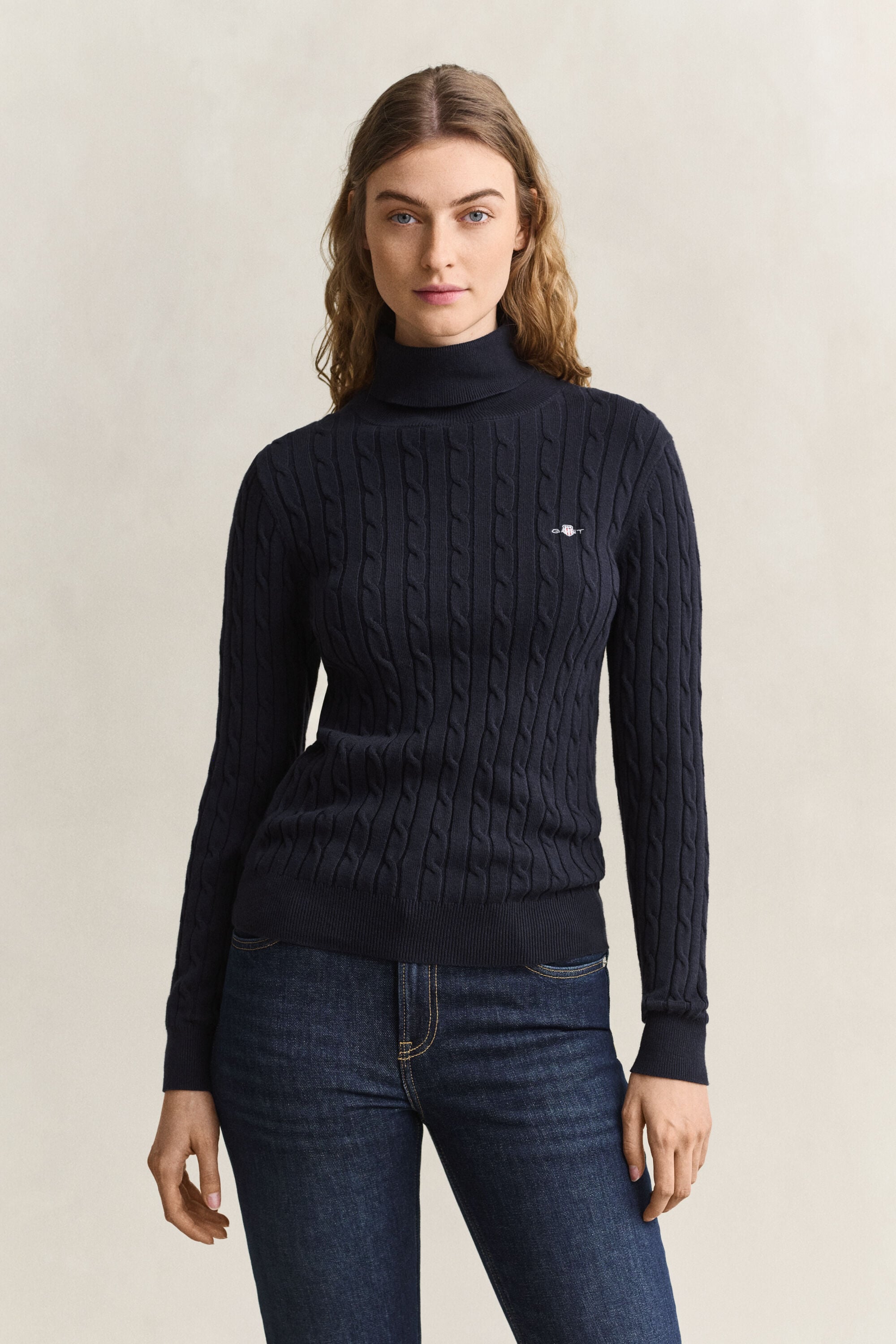 Kabelstrikket sweater af strækbomuld med rullekrave