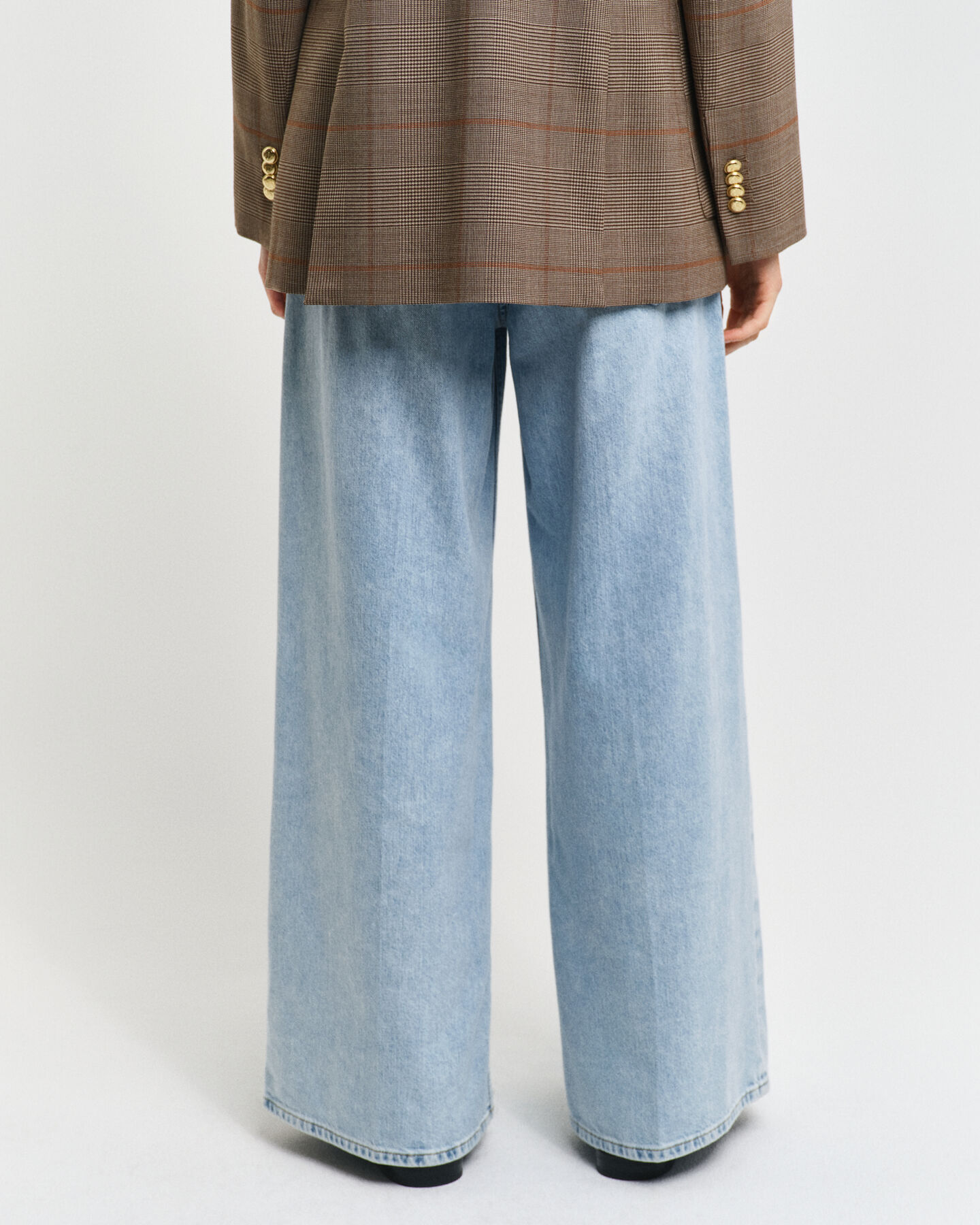 Jeans med pressefolder og brede ben