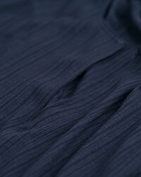 &AElig;rmel&oslash;s kjole med detaljer ved halsen