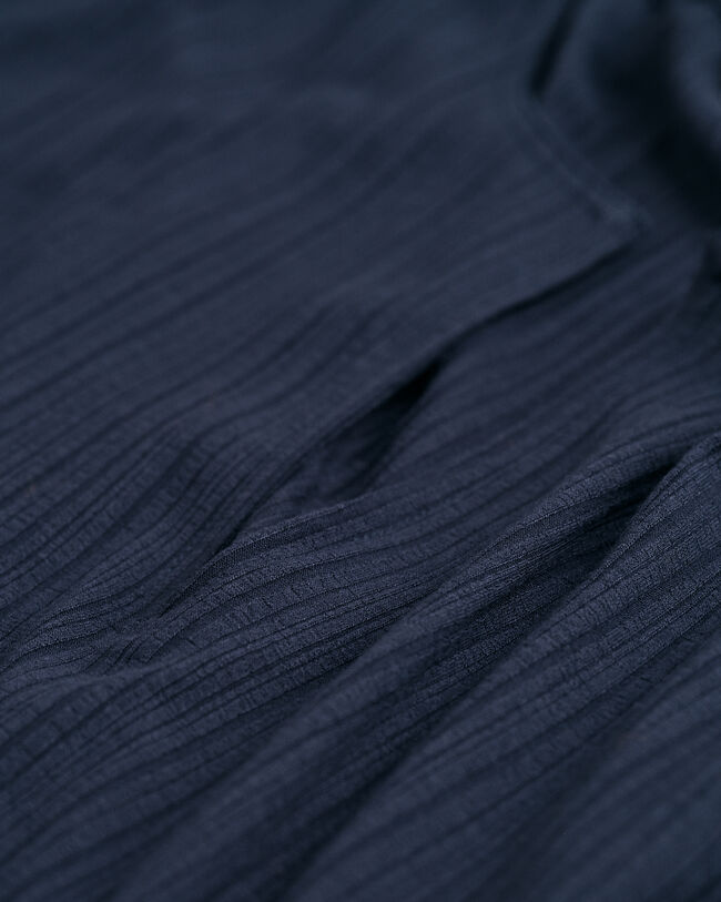 &AElig;rmel&oslash;s kjole med detaljer ved halsen