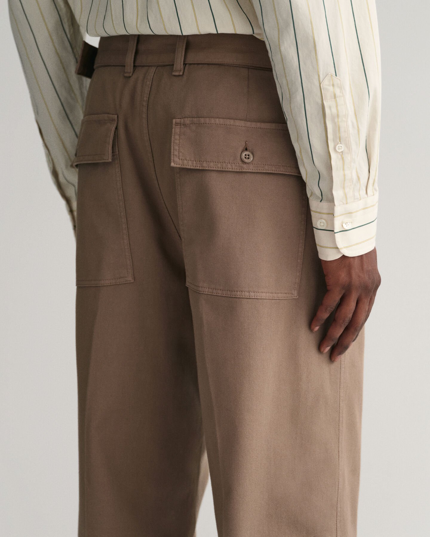 Chinobukser med bælte og læg