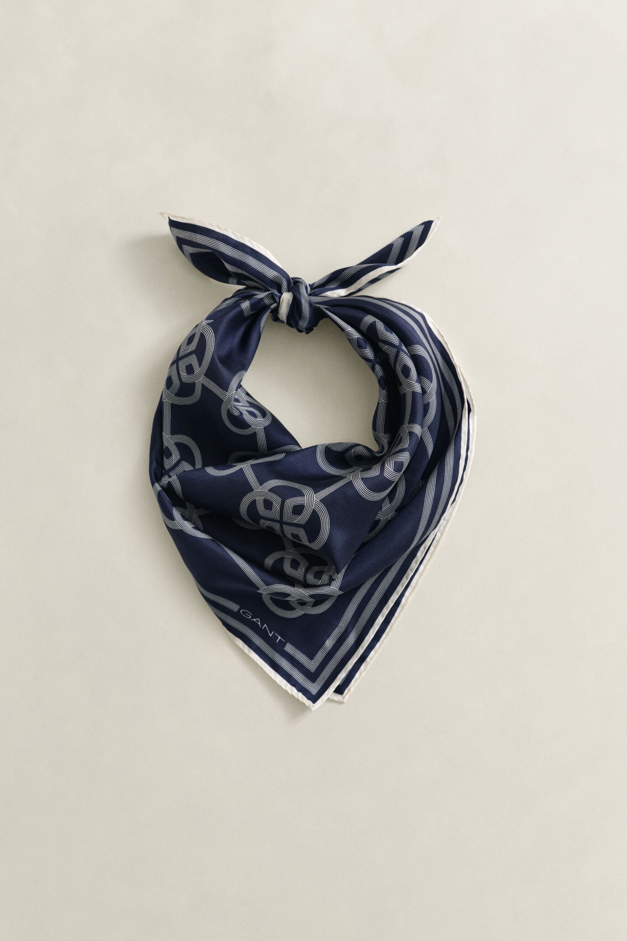 Silketørklæde med monogramtryk