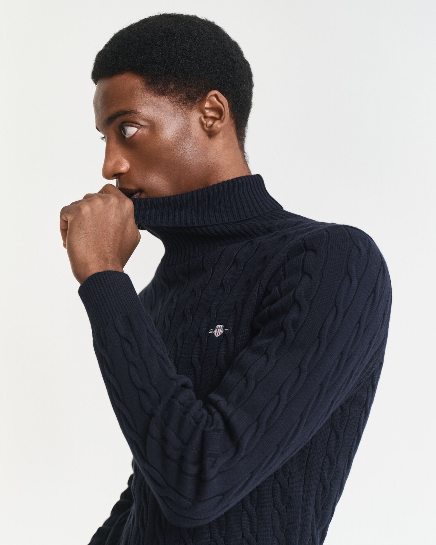 Kabelstrikket sweater af bomuld med rullekrave