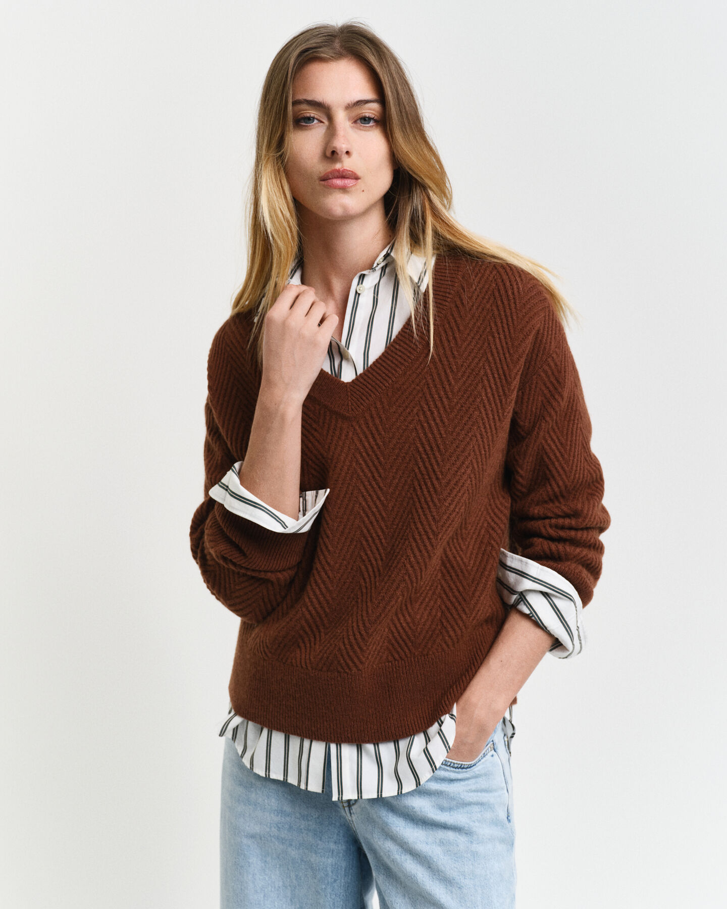 Sildebensm&oslash;nstret sweater med V-hals