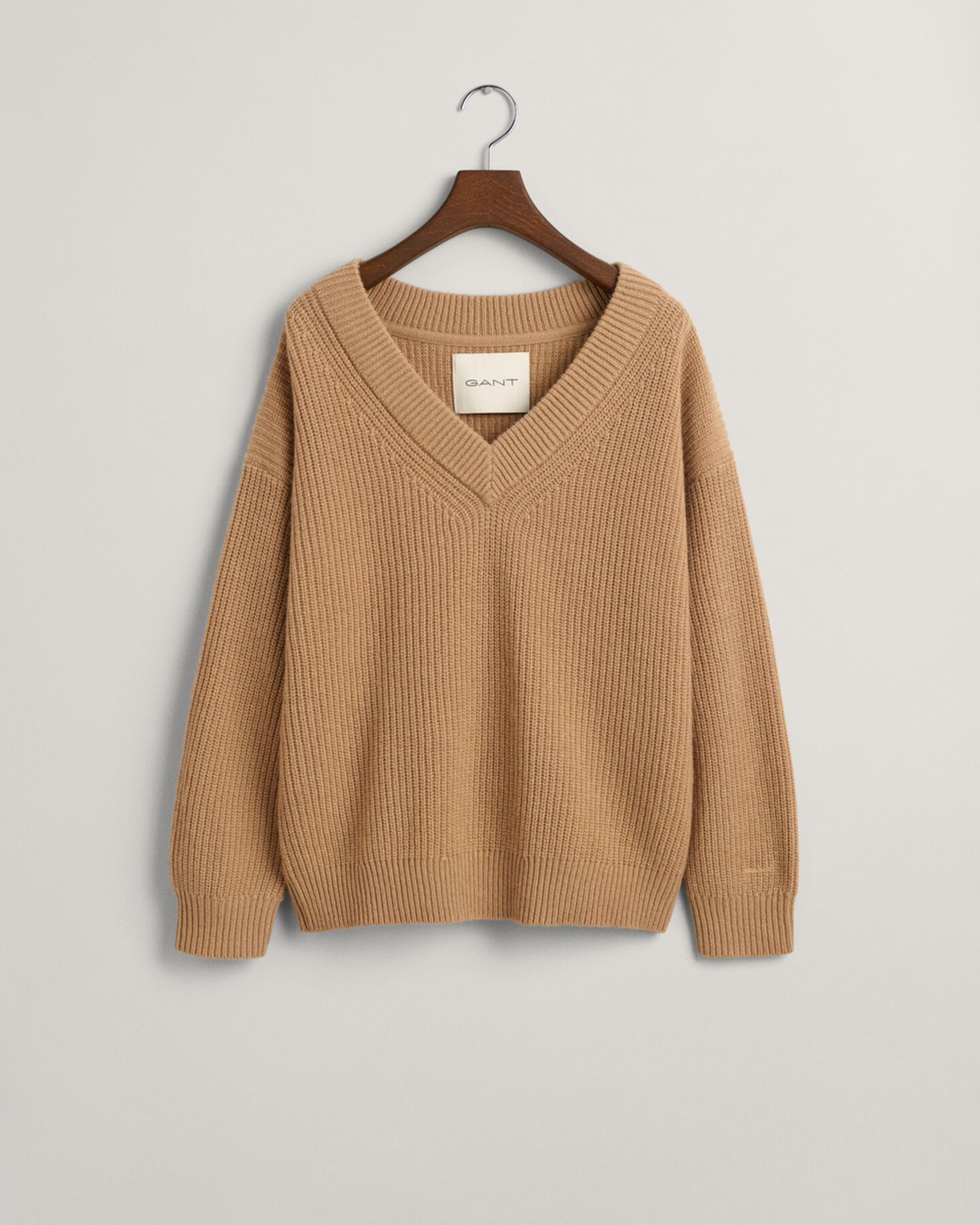 Ribstrikket sweater i uld med V-hals