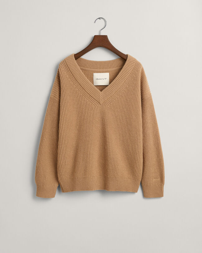Ribstrikket sweater i uld med V-hals