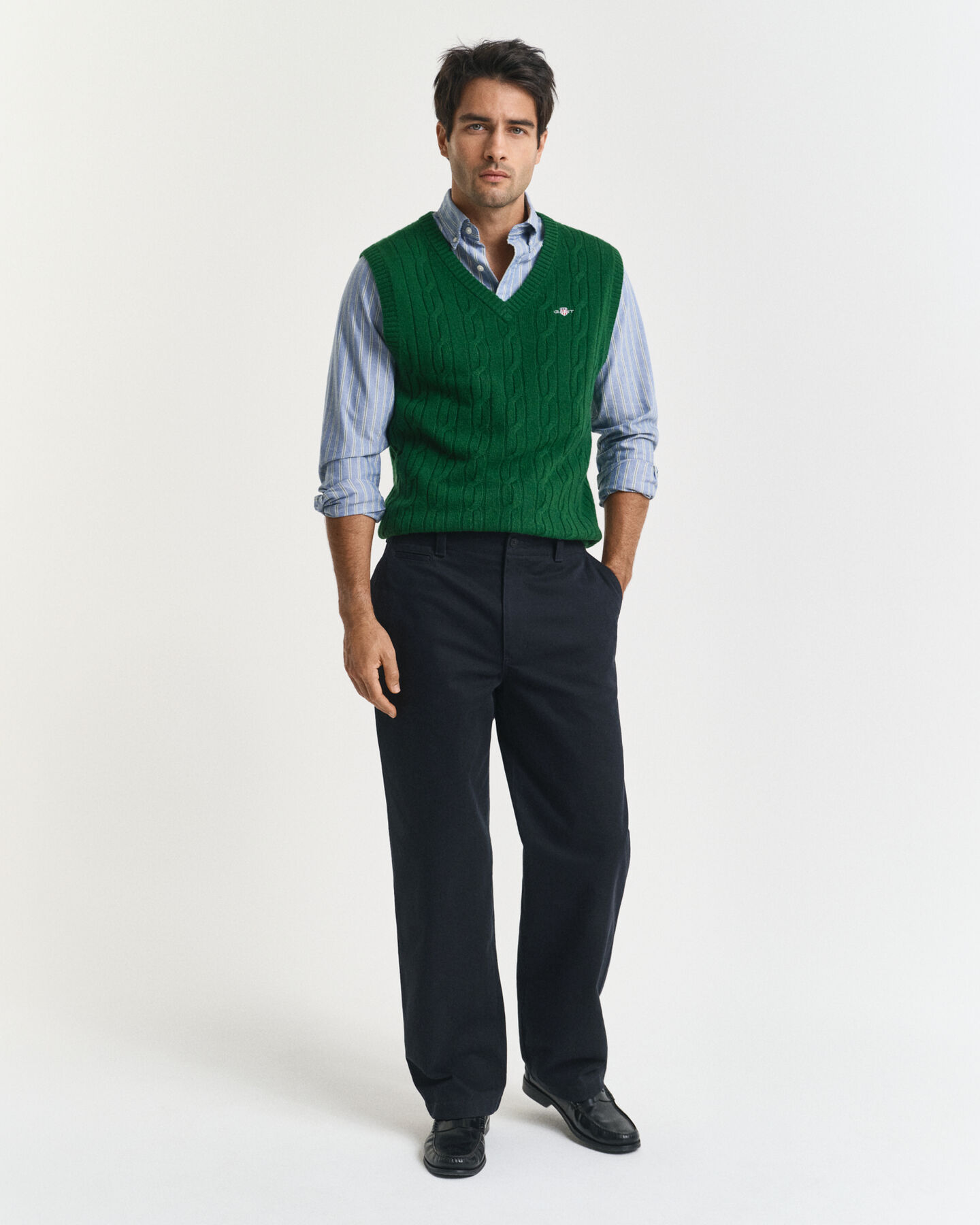 Vest af lammeuld med kabelstrik