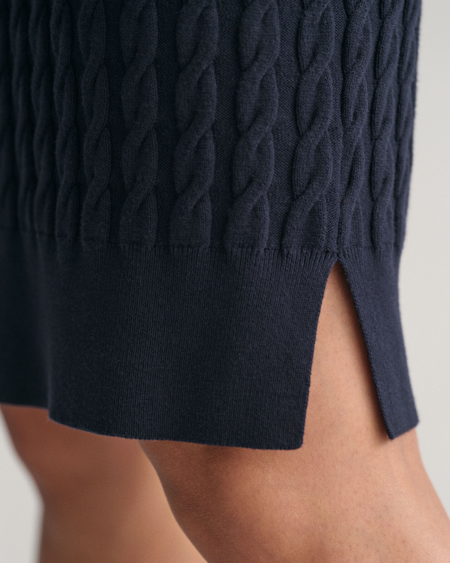 Crewneck kjole af str&aelig;kbomuld med kabelstrik