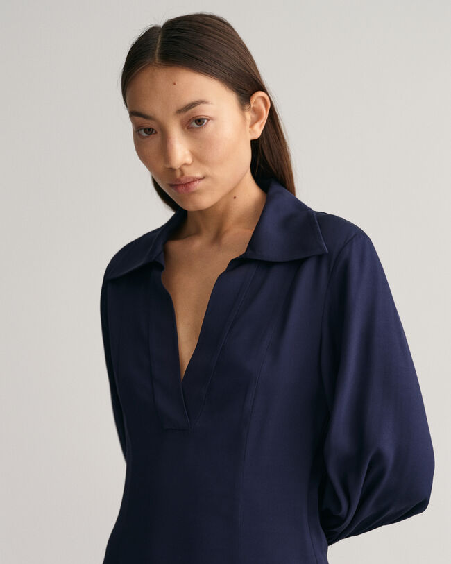 Slim fit kjole med høje manchetter