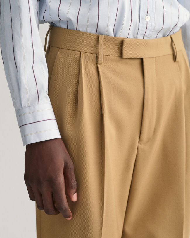 Bukser med læg og brede ben